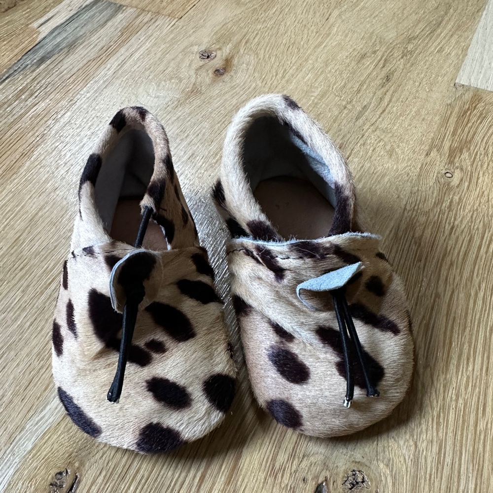 Baby leopard moccasin slippers from Morocco. Suede. Size 4.